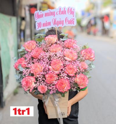 Giỏ Hồng 18B Hồng Hỷ Trứng Lật Cánh